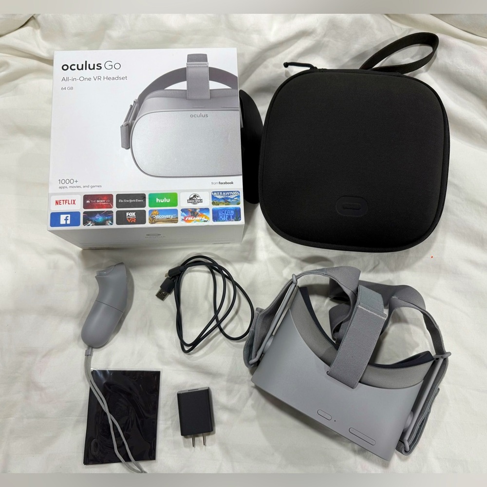 Oculus Go Standalone Virtual Reality Headset - 64GB with traveling case